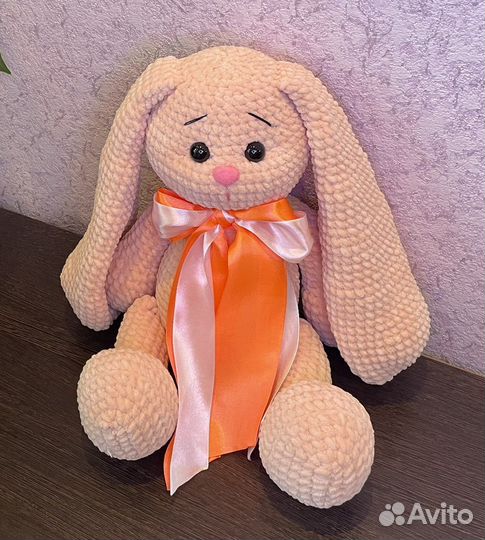 Плюшевый заяц вязаный