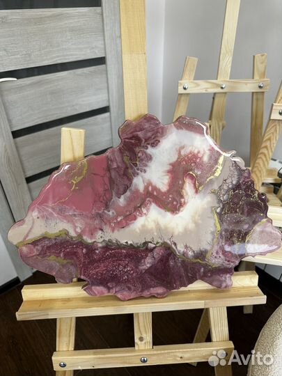 Картины, часы, стол из смолы и картины акрилом