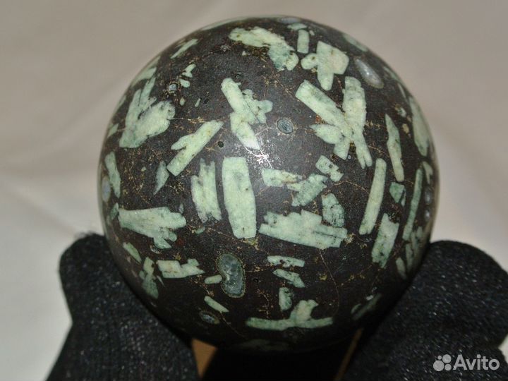 Шар из натурального камня. Красивая горная порода