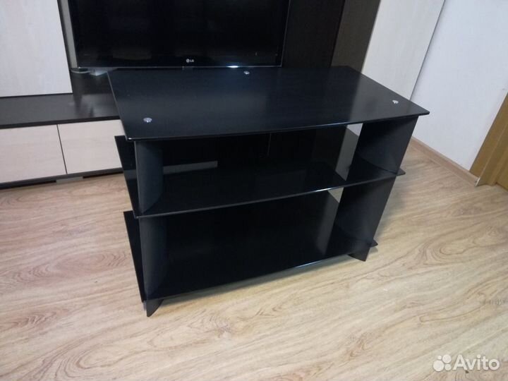 Стеклянная тумба под телевизор