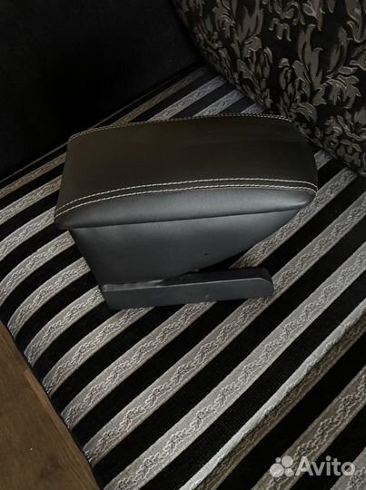 Подлокотник на skoda rapid