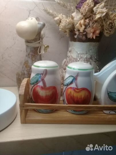 Набор для специй и салфетница с деревянной подстав