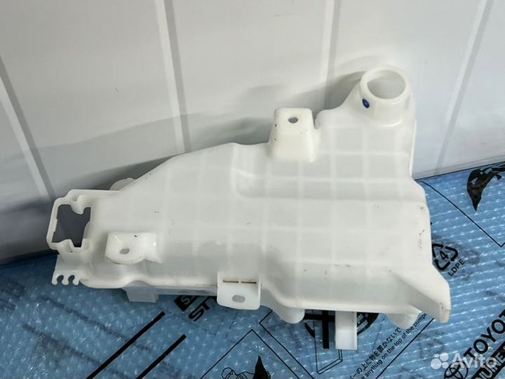 Бачок стеклоомывателя передний Toyota Hilux