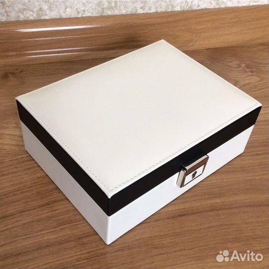 Шкатулки для украшений и часов