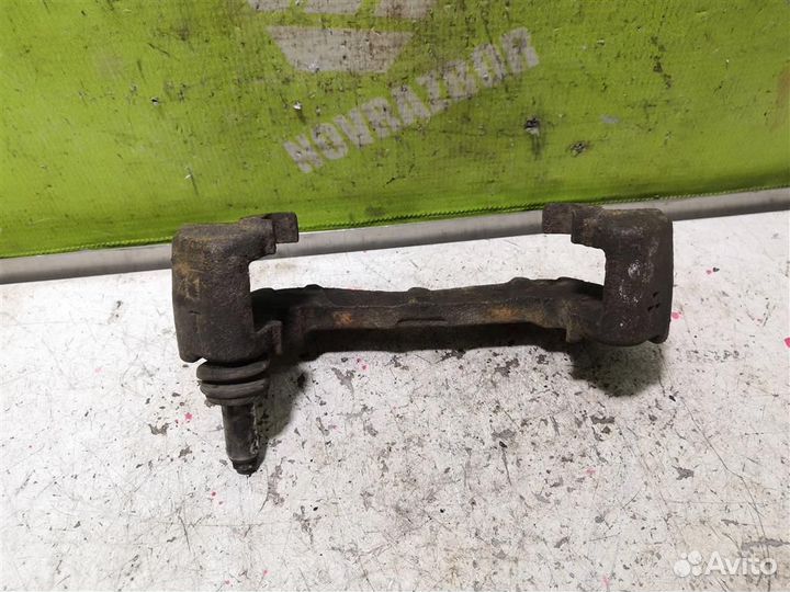 Скоба суппорта переднего Митсубиси Галант 6 Е30