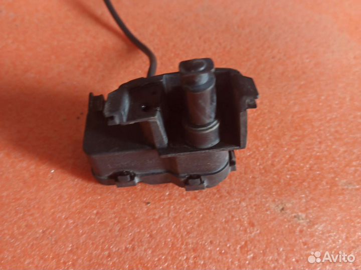 Активатор замка крышки бензобака Volkswagen Polo 5