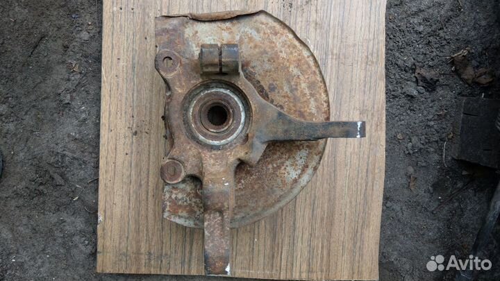 Mitsubishi Lancer 9 Поворотный кулак передний лев