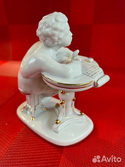 Статуэтка фарфоровая 
