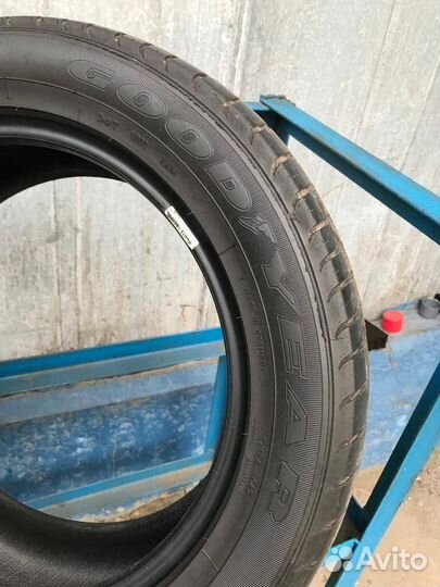 Goodyear EfficientGrip 235/45 R19