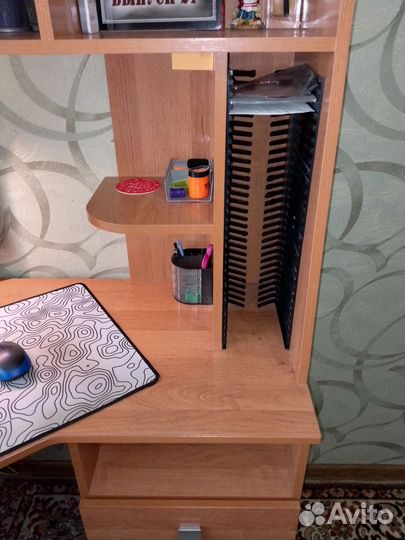 Компьютерный стол с полками