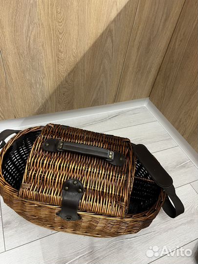 Корзина для пикника с посудой и пледом