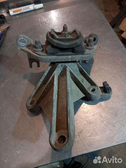 Кронштейн крепления МКПП Renault Megane2