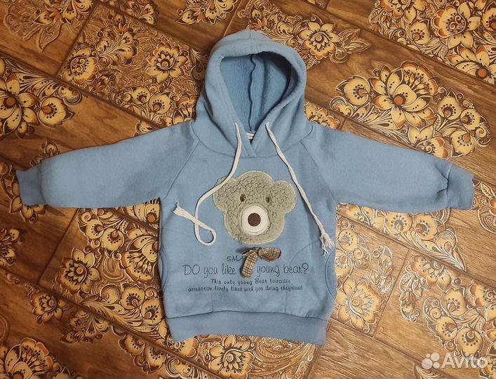 Футболка, ветровка и джинсы