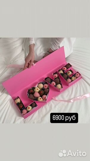 Клубника в шоколаде с цветами