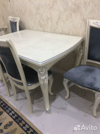 Стол со стульями