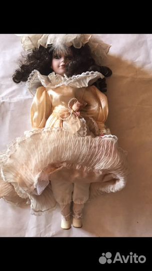 Кукла фарфоровая