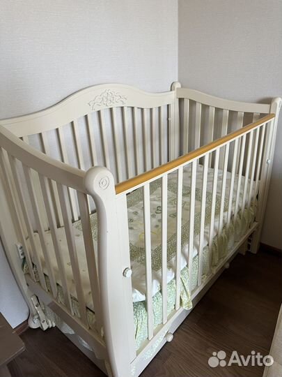 Детская кроватка с маятником и ящиком