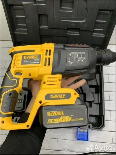 Аккумкуляторный перфоратор Dewalt