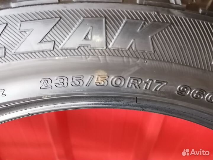 Bridgestone Blizzak Revo1 235/45 R17