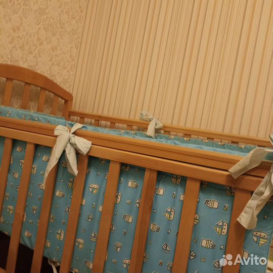 Детская кроватка с маятником