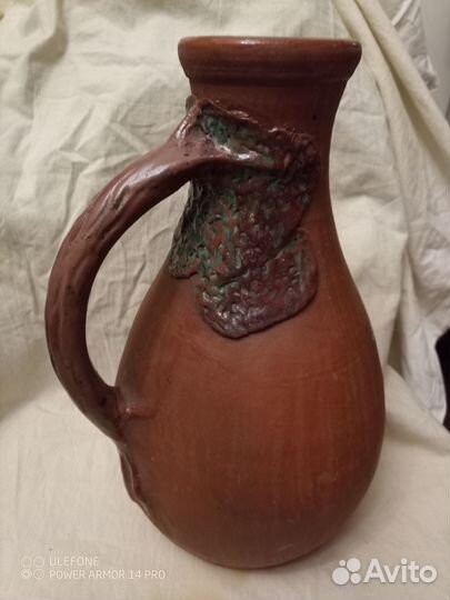 Глиняная ваза в форме кувшина с деревом