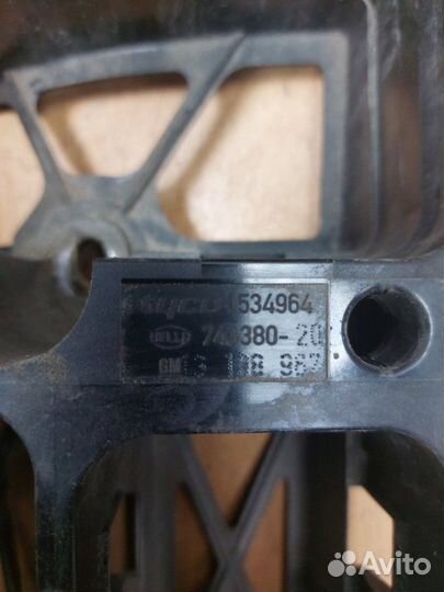 Корпус блока предохранителей Opel Zafira B Z18XER