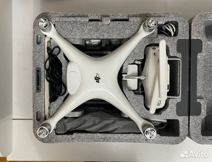 Квадрокоптер DJI Phantom 4