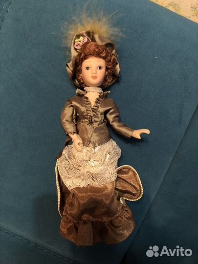 Кукла фарфоровая