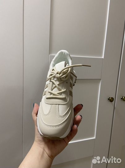 Кроссовки женские