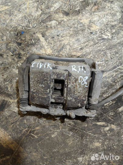 Суппорт передний правый Хонда цивик сивик 4Д