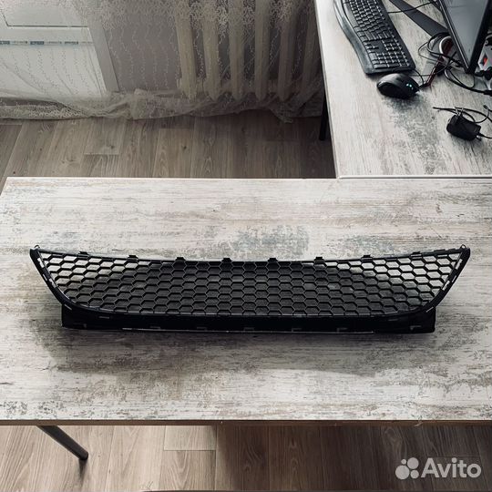 Решетка переднего бампера центральная logan I 2009