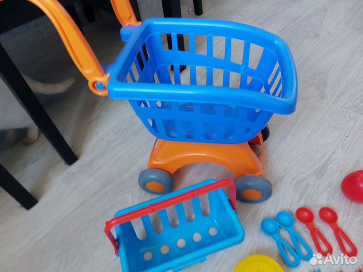 Тележка с посудой и продуктами