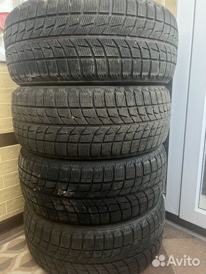 Bridgestone Blizzak DM-V3 215/50 R17