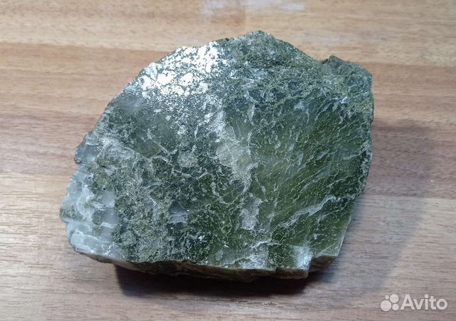 Минерал кальцит с эпидотом