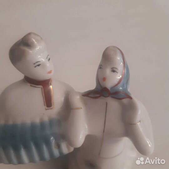 Гармонист с девушкой.Фарфор.ссср