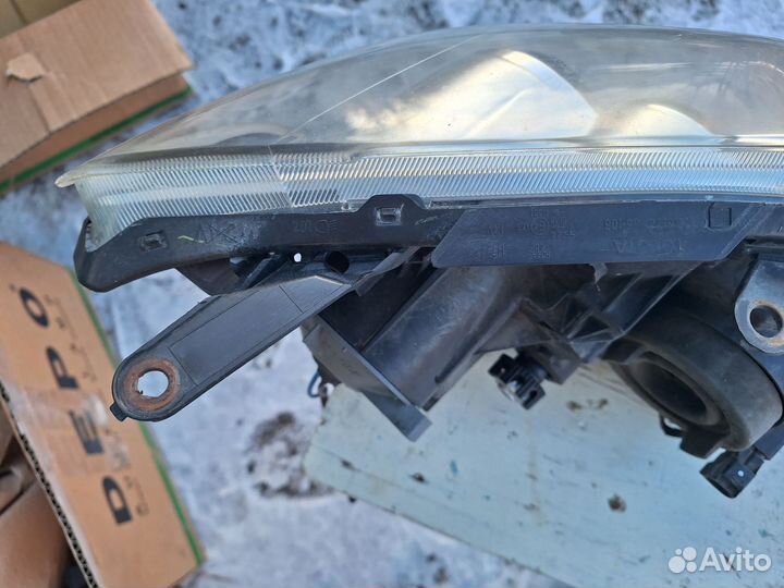 Фары на toyota avensis