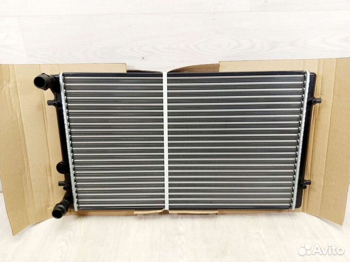Радиатор охлаждения Volkswagen Golf 4. 1997-2006