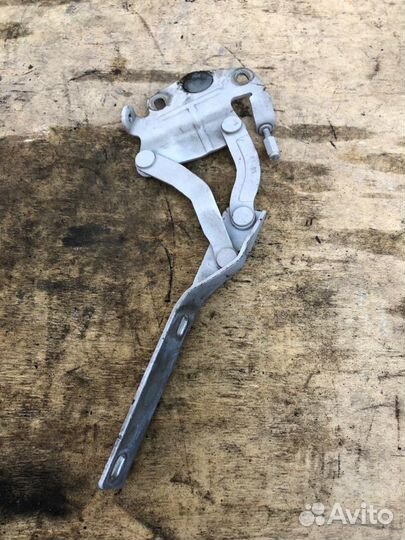 Петля капота Левая VW Passat B7