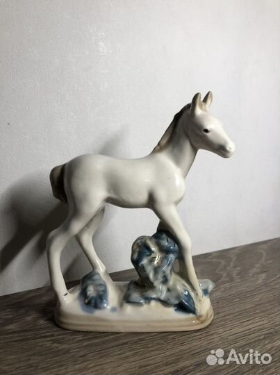 Фарфоровая статуэтка конь