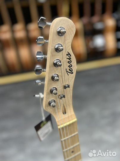 Электрогитара с комбоусилителем (новая)