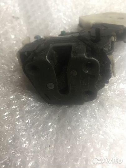 Замок двери задний левый Nissan Cefiro A32 VQ30DE