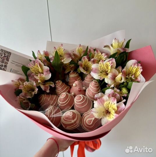 Букет из клубники в шоколаде с цветами