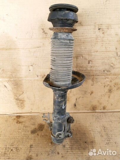 Амортизатор левый Фольксваген Гольф 3