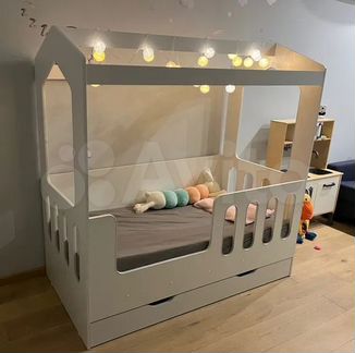 Детская кровать с бортиком и ящиками