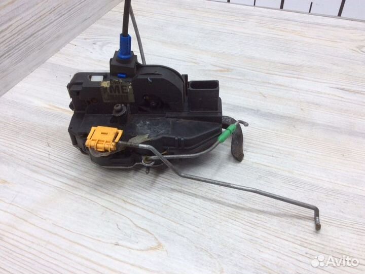 Замок двери передней левой передний левый Opel