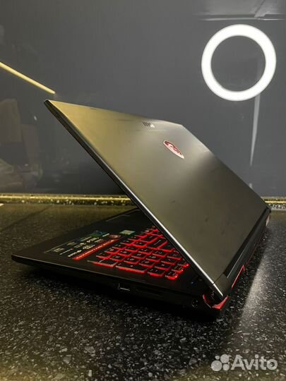 Игровой ноутбук msi i7-7700hq/gtx1060/16g/ssd512