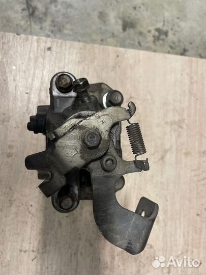 Суппорт тормозной задний левый Toyota Prius ZVW30