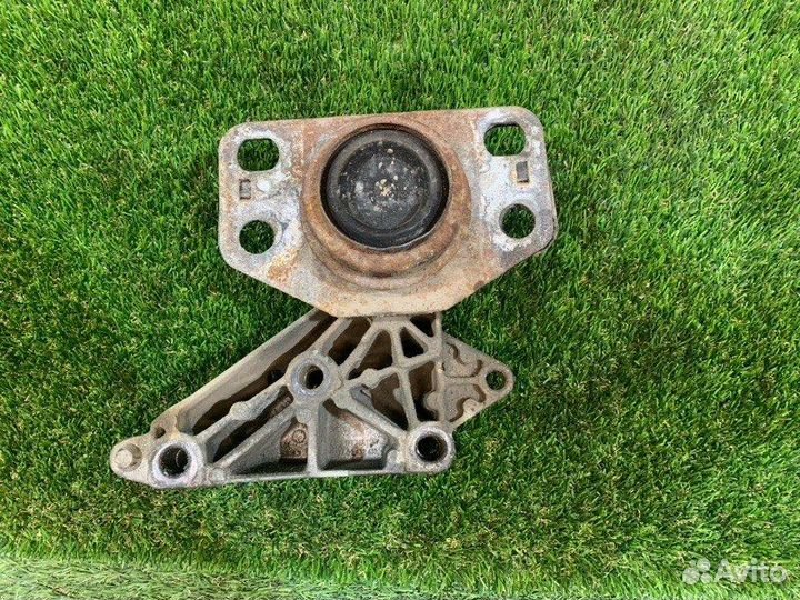 Кронштейн кпп Renault Symbol AU14 1.4 K7J700 2002