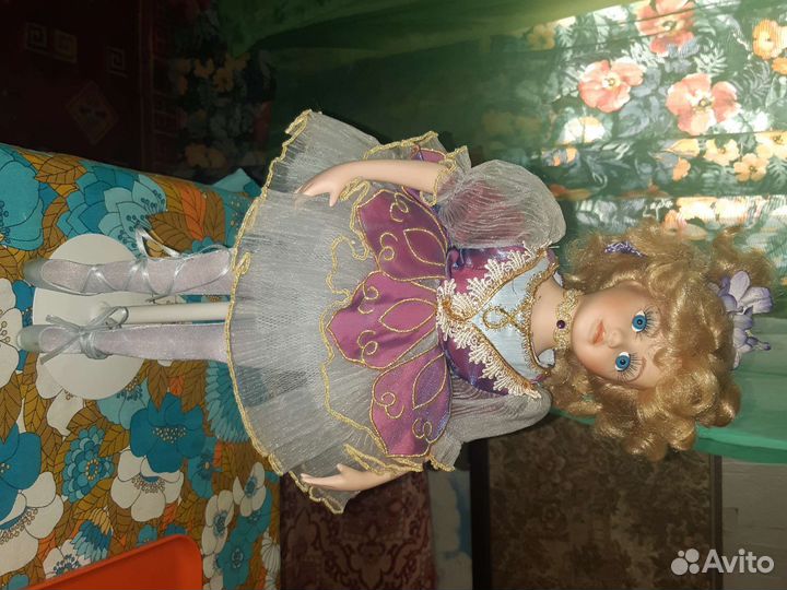 Кукла фарфоровая