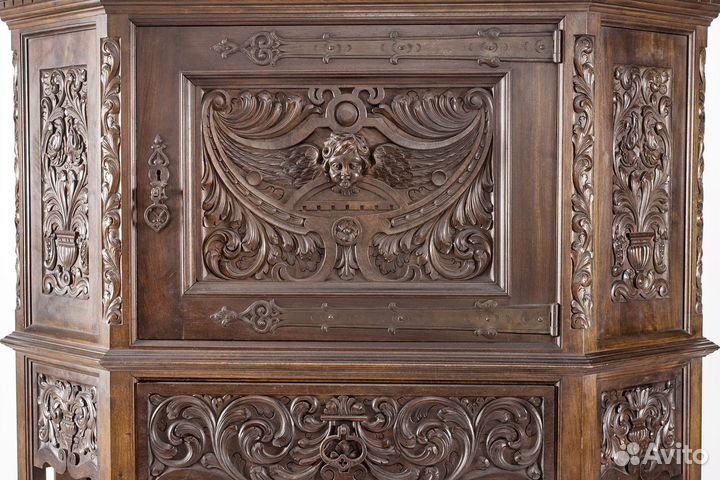 Классический антикварный деревянный бар